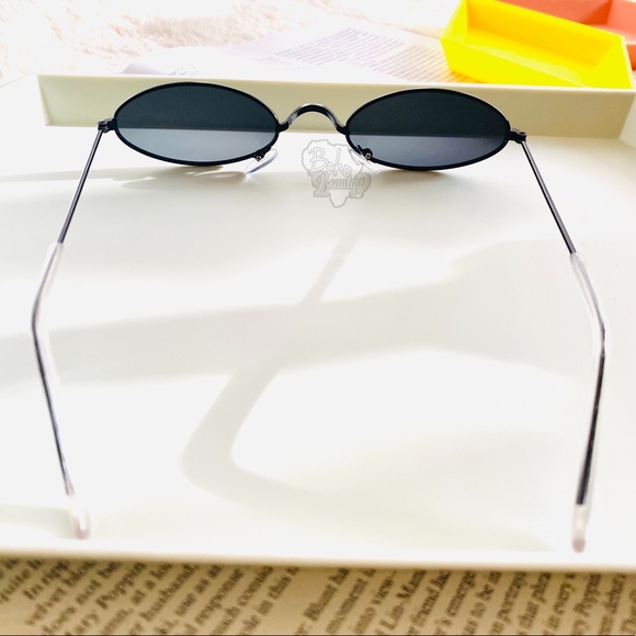 VINTAGE STYLE Black Lenses Black Frame Sunglasses - Picture 3 of 3
